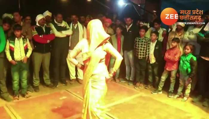 पुरे गांव वालों के सामने ऐसे नाची इंडियन भाभी, लोगों ने घेरा चारों साइड से Video