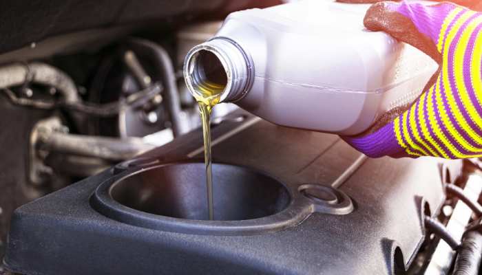 Engine Oil कितनी तरह का होता है? आपकी Car के लिए कौन-सा होगा बेस्ट, यहां जानें