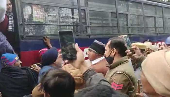 डिप्टी CM चौटाला के गांव के लोगों को पुलिस ने लिया हिरासत में, कर रहे थे प्रदर्शन