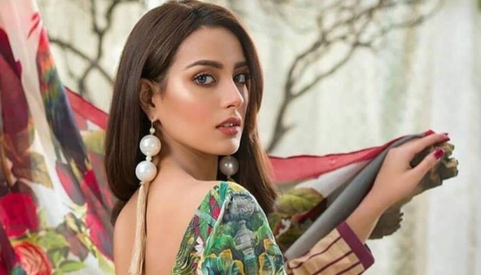 Pakistani Actress Iqra Aziz shows her Bathroom selfie went viral | पाकिस्तानी एक्ट्रेस इकरा अजीज ने बथारूम में ऑन किया कैमरा, दिखाया ग्लैमरस लुक | Hindi News, Zee Hindustan Entertainment