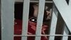 शराब के केस में गिरफ्तार कैदी ने पुलिस वालों की फरमाइश पर गया गाना, सोशल मीडिया पर वायरल हुआ वीडियो