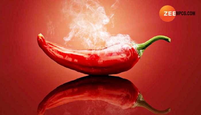 Red Chili Benefits: लाल मिर्च से न बनाएं दूरी, कई बीमारियों में ऐसे आती है काम