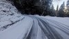 Himachal Weather Update: बर्फबारी से 182 सड़कें और 163 बिजली ट्रांसफार्मर हुए ठप, जिलों में बिछी बर्फ की सफेद चादर