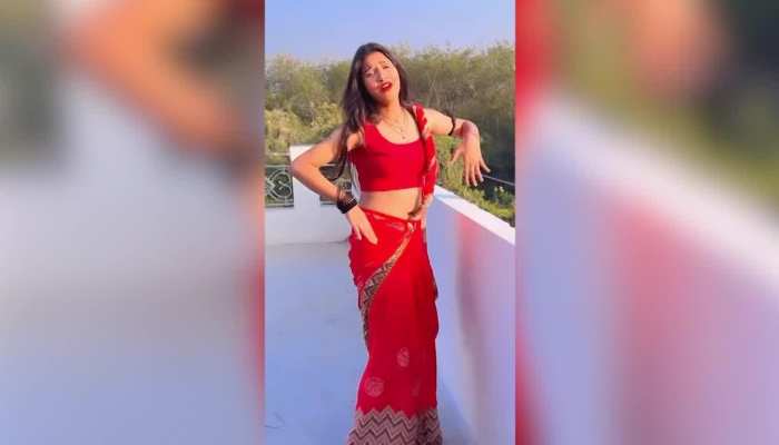 Bhojpuri Song: पवन सिंह के 'उमर तोर सतरे सतरे' गाने देसी भाभी ने लचकाई कमर, वीडियो देख फैन हुए यूजर्स