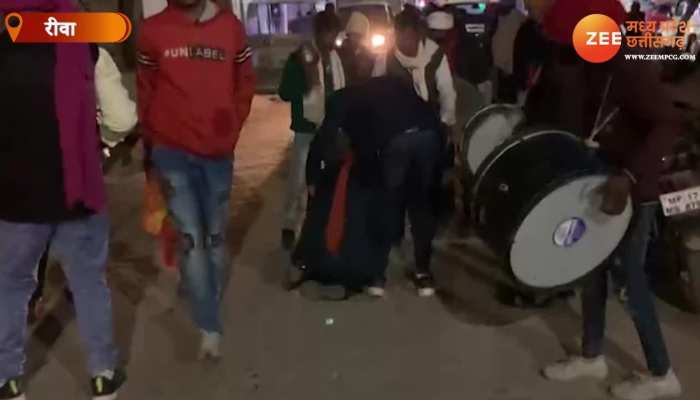 दूल्हे के दोस्त ने बारात में तोड़ा दम, नाचते वक्त आया हार्ट अटैक Video Viral 