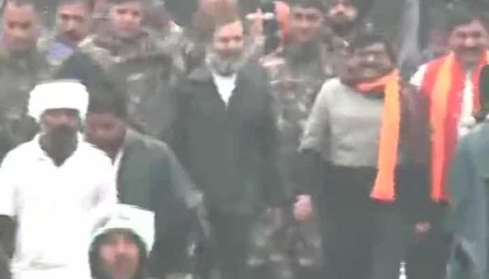 Rahul Gandhi ने पहन ही लिया Jacket ,चार महीने से सिर्फ टी-शर्ट में कर रहे थे Bharat Jodo Yatra