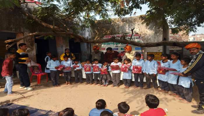 धौलपुर में वार्षिकोत्सव कार्यक्रम, भामाशाहों ने वितरित किए बच्चों को स्वेटर्स