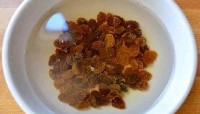 Raisin water benefits: किशमिश के पानी से पाएं ग्लोइंग स्किन, इस तरह करें इस्तेमाल