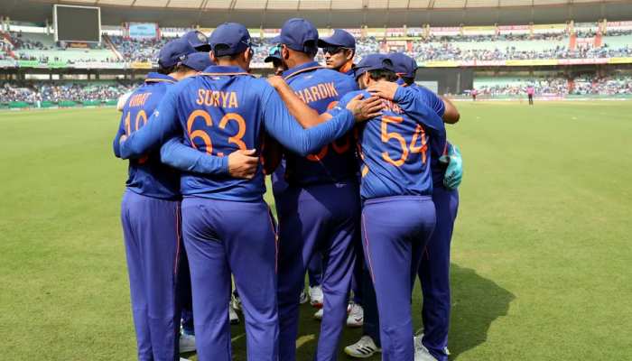 rohit sharma hints mohammed siraj and shami not play 3rd odi india vs new zealand indore | IND vs NZ: तीसरे वनडे से बाहर होंगे ये 2 मैच विनर? कप्तान रोहित ने