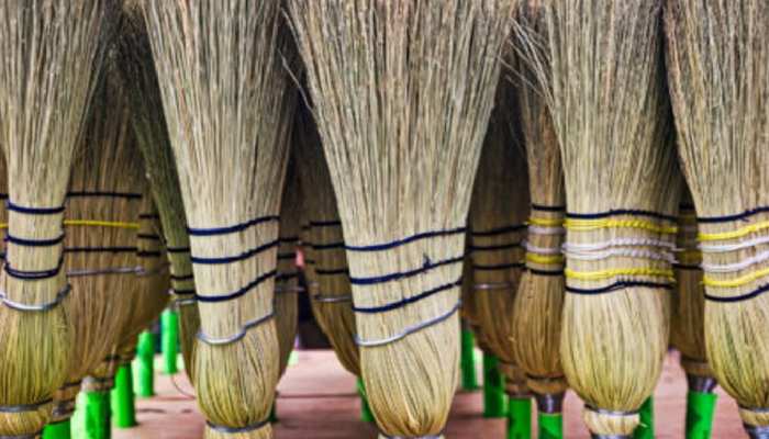 Vastu Tips For Broom: भूलकर भी न खरीदें इस दिन झाड़ू, वरना आ जाएगी आफत!