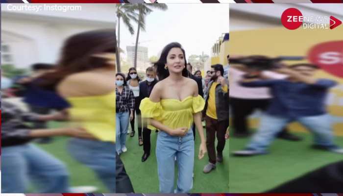 कभी हवा में उड़ा तो कभी खिसका नीचे...Anushka Sharma का टॉप बना उनके लिए मुसीबत, अच्छे खासे इवेंट में हुईं Oops Moment का शिकार 