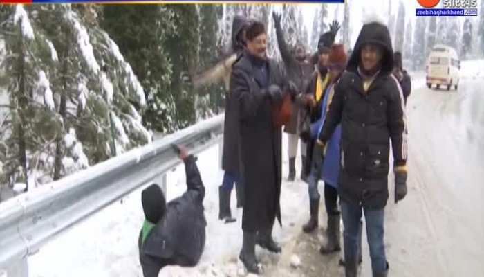 Snowfall: Snowfall In Kashmir's Gulmarg... Tourists Arrive To See ...