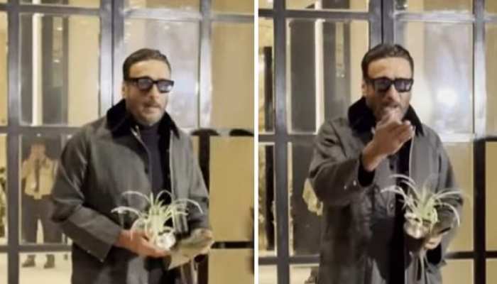 Jackie Shroff slams media says them to breathe in latest video | рдЬрдЧреНрдЧреВ рджрд╛рджрд╛ рдиреЗ рд╣рд╛рде рдореЗрдВ рдкрдХрдбрд╝рд╛ рдЧрдорд▓рд╛, рддреЛ рдпреВрдЬрд░реНрд╕ рдмреЛрд▓реЗ- рдЭрд╛рдбрд╝ рд▓рдЧрд╛рдиреЗ рдХрд╛ рднреАрдбрд╝реВ рд▓реЛрдЧ! | Hindi News, рд╡рд╛рдпрд░рд▓ рд╕реНрдХреИрди Jackie Shroff slams media says them to breathe in latest video | рдЬрдЧреНрдЧреВ рджрд╛рджрд╛ рдиреЗ рд╣рд╛рде рдореЗрдВ рдкрдХрдбрд╝рд╛ рдЧрдорд▓рд╛, рддреЛ рдпреВрдЬрд░реНрд╕ рдмреЛрд▓реЗ- рдЭрд╛рдбрд╝ рд▓рдЧрд╛рдиреЗ рдХрд╛ рднреАрдбрд╝реВ рд▓реЛрдЧ! | Hindi News, рд╡рд╛рдпрд░рд▓ рд╕реНрдХреИрди