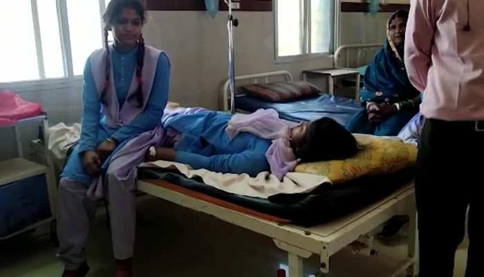 Bemetara News: स्कूल में अचानक चीखने-चिल्लाने लगीं 8 छात्राएं, CG के बेमेतरा का मामला