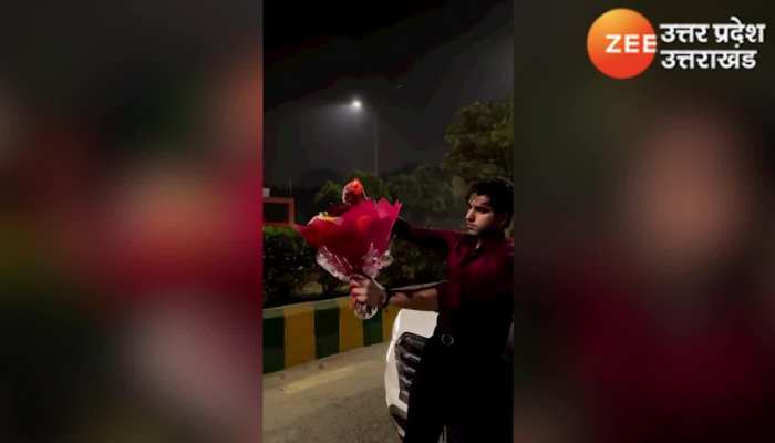 Viral Video on Raodside: सड़क पर युवक ने लगाई फूलों के गुलदस्ते में आग, खतरनाक स्टंट का वीडियो हुआ वायरल