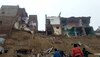 Agra Building Collapsed: आगरा में खुदाई के दौरान गिरी इमारतें, परिवार के तीन लोग दबे