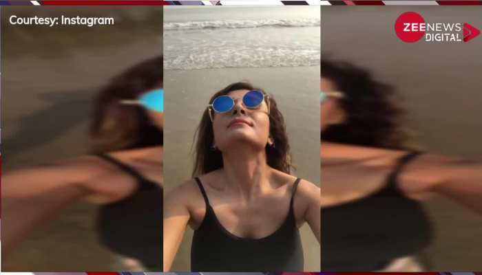 समंदर किनारे ये क्या पहनकर घूमती हुईं नजर आयी Juhi Sen, देखें
