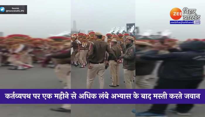 Viral Video: कर्तव्य पथ पर परेड के लिए एक महीने से अधिक लंबे अभ्यास के बाद मस्ती करते जवान, वायरल हो रहा वीडियो