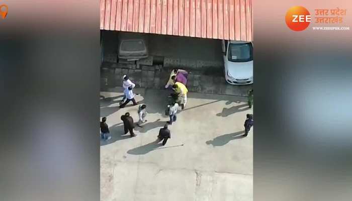 Lucknow News: कैमरे में कैद हुई दरोगा की गुंडई, छात्र को दौड़ाकर पीटा