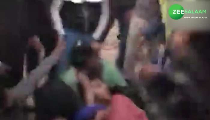 BBC डॉक्यूमेंट्री पर DU में धरने पर बैठे स्टूडेंट्स, पुलिस ने लगाई लताड़!