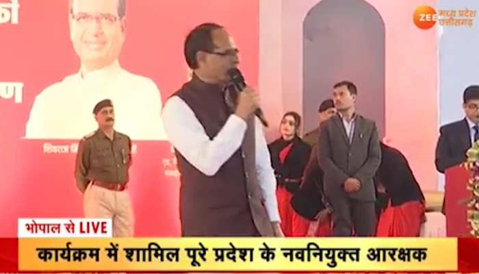 सीएम शिवराज ने कॉन्स्टेबलों को बांटे नियुक्ति पत्र, फिर मंच से की फूलों की वर्षा video