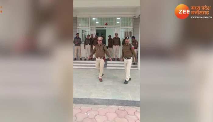 देशभक्ति गाने बजते ही झूम उठी MP पुलिस, ASI के साथ पूरे थाने ने किया डांस, देखिए Viral Video