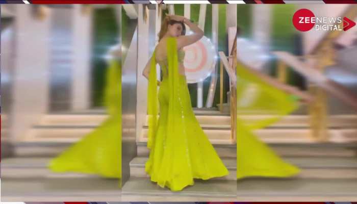 बैकलेस पहन मुड़-मुड़ देखने लगीं पीछे, Urvashi Rautel ने कैमरे के सामने ही तोड़ी बोल्डनेस की सारी हदें