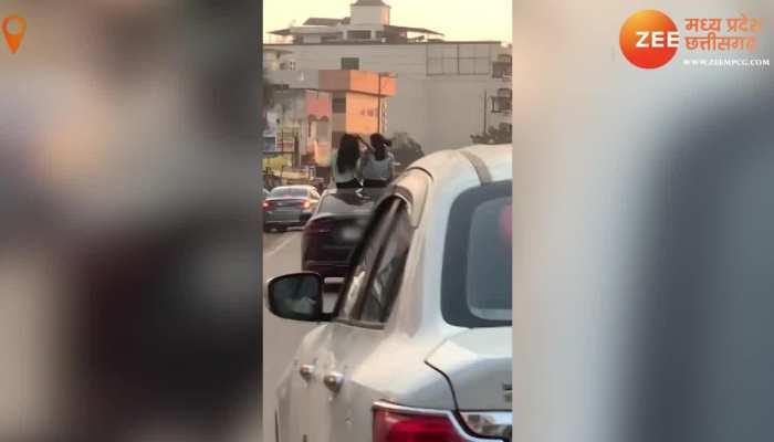 कार की छत खोल सड़क पर घूमने निकली लड़कियां, पुलिस ने काट दिया चालान Video Viral