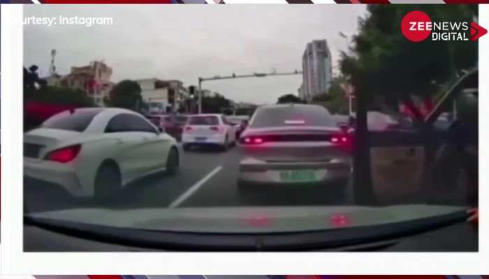 Viral Video: पहले निकलने के चक्कर में खोला गाड़ी का गेट फिर यूं दौड़ाई सड़क पर कार, वीडियो देख रह जाएंगे दंग