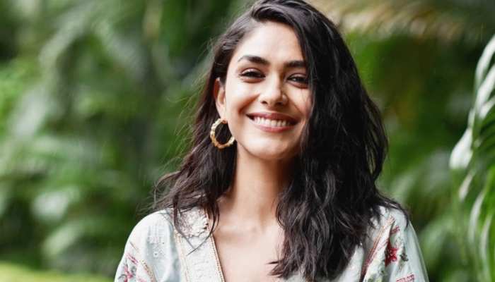 Mrunal Thakur Princess look Photoshoot in one Shoulder gown | Mrunal Thakur Photos: प्रिंसेस की तरह सज-धजकर मृणाल ठाकुर ने कराया फोटोशूट, वन शोल्डर गाउन में ढाया कहर | Hindi News, Zee Mrunal Thakur Princess look Photoshoot in one Shoulder gown | Mrunal Thakur Photos: प्रिंसेस की तरह सज-धजकर मृणाल ठाकुर ने कराया फोटोशूट, वन शोल्डर गाउन में ढाया कहर | Hindi News, Zee