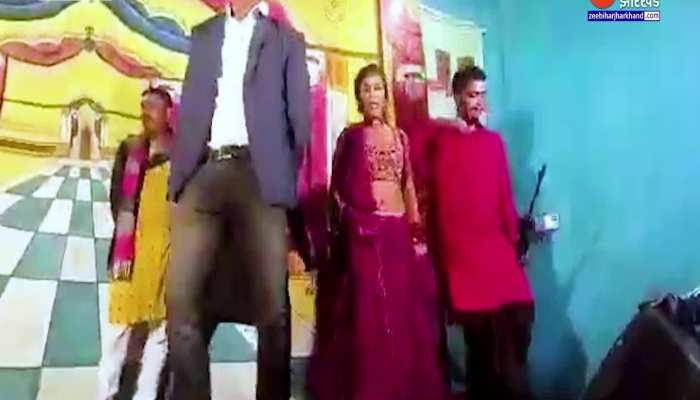 सरस्वती पूजा के मेले में बार बालाओं का डांस वीडियो वायरल, हथियार लेकर डांस करते दिखे युवक