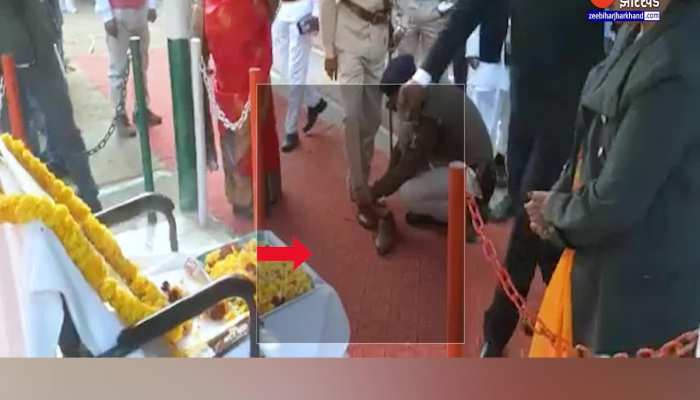 एसपी ने अपने जूनियर से बंधवाए फिते, वीडियो वायरल होने पर हुआ हंगामा