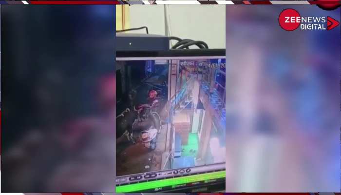 Viral Video: सड़क पर मस्त चलते हुए जा रहा था शख्स, अचानक से सांड़ ने मार दी टक्कर..वीडियो देख जोर-जोर से हंसेंगे आप