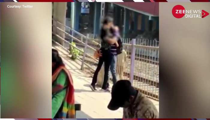 Viral Video: रेलवे स्टेशन पर खुलेआम Kiss करता दिखा Couple, वीडियो देख यूजर्स ने लगा दी कमेंट की झड़ी