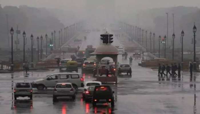 दिल्ली में तेज बारिश से तापमान में गिरावट Heavy rain in Delhi brings down temperature