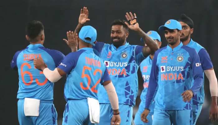 IND vs NZ T20 Live: भारतीय गेंदबाजों ने बरपाया कहर, न्यूजीलैंड का 8वां विकेट गिरा