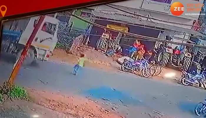Watch Video: मासूम बच्चे के ऊपर से गुजर गया ट्रेलर, किसने बचाई जान, वीडियो देख खड़े हो जाएंगे रोंगटे