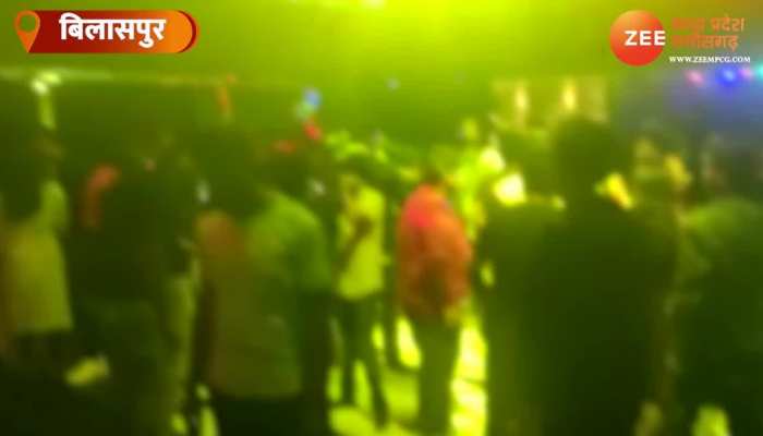 बार में डांस के दौरान हुई मारपीट, नशे में टल्ली लड़कियों ने मॉल की लिफ्ट में की ऐसी हरकत Video Viral