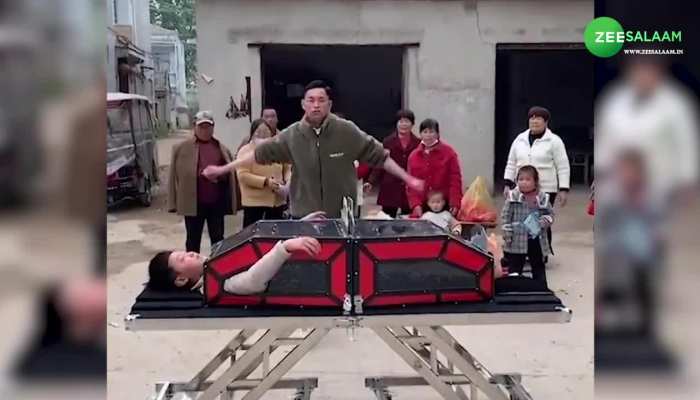 Video: जादूगर दिखा रहा था अपनी जादूगरी, लेकिन शख्स ने किया ऐसा काम कि लोग हो गए हैरान!