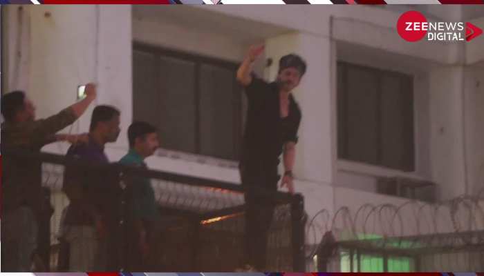 आधी रात को सुपरस्टार Shah Rukh Khan के घर के बाहर उमड़ी भीड़, Pathaan ने किया फिर ये काम... देखें वीडियो