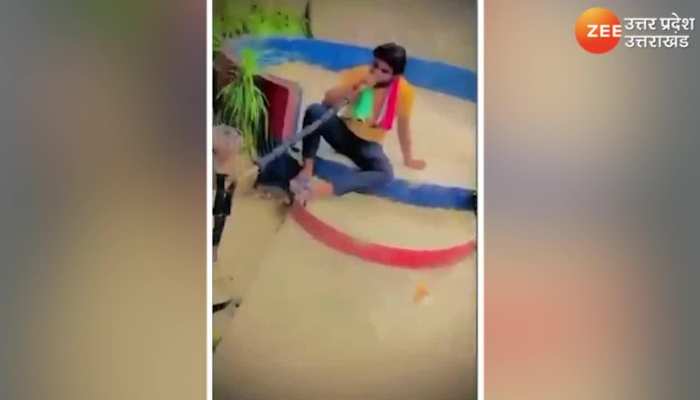 Viral Video: थाने के सामने बेखौफ हुक्का पीता दिखा सोशल मीडिया पर वायरल हुआ वीडियो