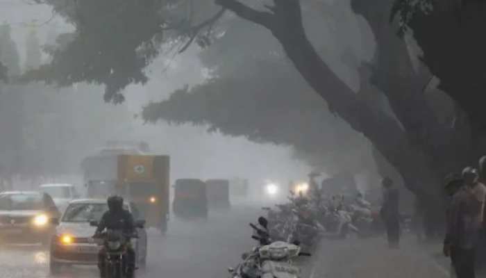 Delhi Weather: दिल्ली में बारिश के साथ तूफान का अलर्ट, ठंड बढ़ा सकती है मुश्किलें, इतना रहेगा न्यूनतम तापमान