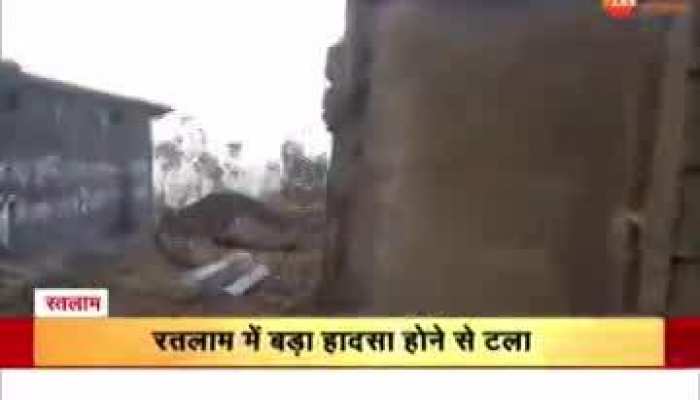 ब्रेक फेल होने के कारण घर में घुसा डंपर, हादसे के वक्त मकान में सो रहा था परिवार video