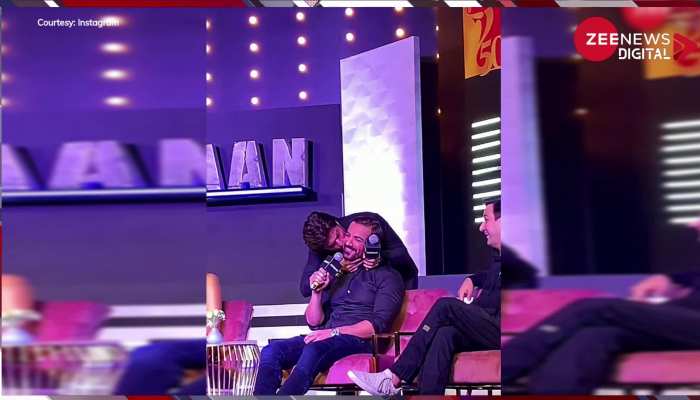 भरी महफिल में Shahrukh Khan ने किया John Abraham को Kiss, देख ट्रोलर्स ने कहा- 'ये रणवीर सिंह की आत्मा कैसे आ गयी'
