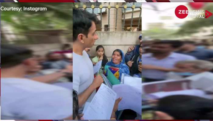 कोई छू रहा पैर तो किसी ने दिया आशीर्वाद ..Sonu Sood फिर बने लोगों के लिए मसीहा, घर के बाहर लगी लंबी लाइन