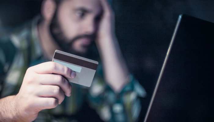 Credit Card यूज करते हैं तो हो जाएं सावधान, कंगाल होने से पहले पढ़ लें ये बातें