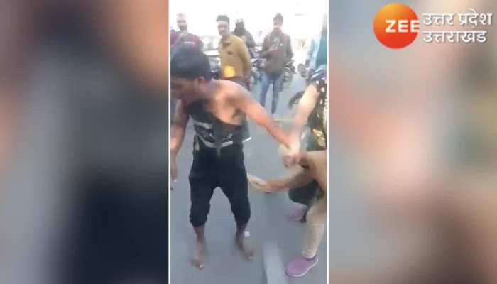 युवक ने बीच सड़क महिला को पत्नी बताया तो खूब चप्पल खाया