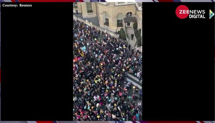 Strike in Britain: वेतन वृद्धि को लेकर ब्रिटेन में दशक की सबसे बड़ी हड़ताल, 5 लाख लोगों ने किया जमकर विरोध, देखें वीडियो