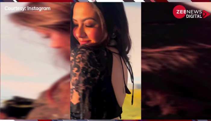 Reem Sameer ने पहनी ब्लैक बैकलेस साड़ी, कैमरे पर दिए बेहद बोल्ड पोज, बढ़ गया इंटरनेट का पारा.....
