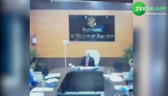 Video: मीटिंग के दौरान अचानक भड़के IAS, किया गाली-गलौज, कहा बिहारियों को नहीं है तमीज!